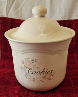 PFALTZGRAFF Tea Rose Cookie Jar Canister with Lid 9” Floral 2 1/2 QT Granny Core