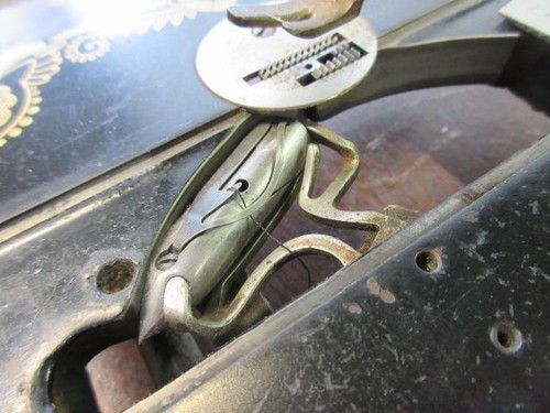 Antique 1904 Model 27 SINGER Sphinx Treadle Sewing Machine - Serial B510004 - Picture 11 of 16