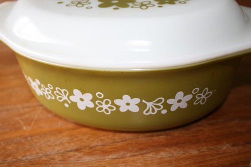 Pyrex Spring Blossom Casserole #943 Oval Lid Crazy Daisy Vintage 1 1/2 Quart - Picture 2 of 4