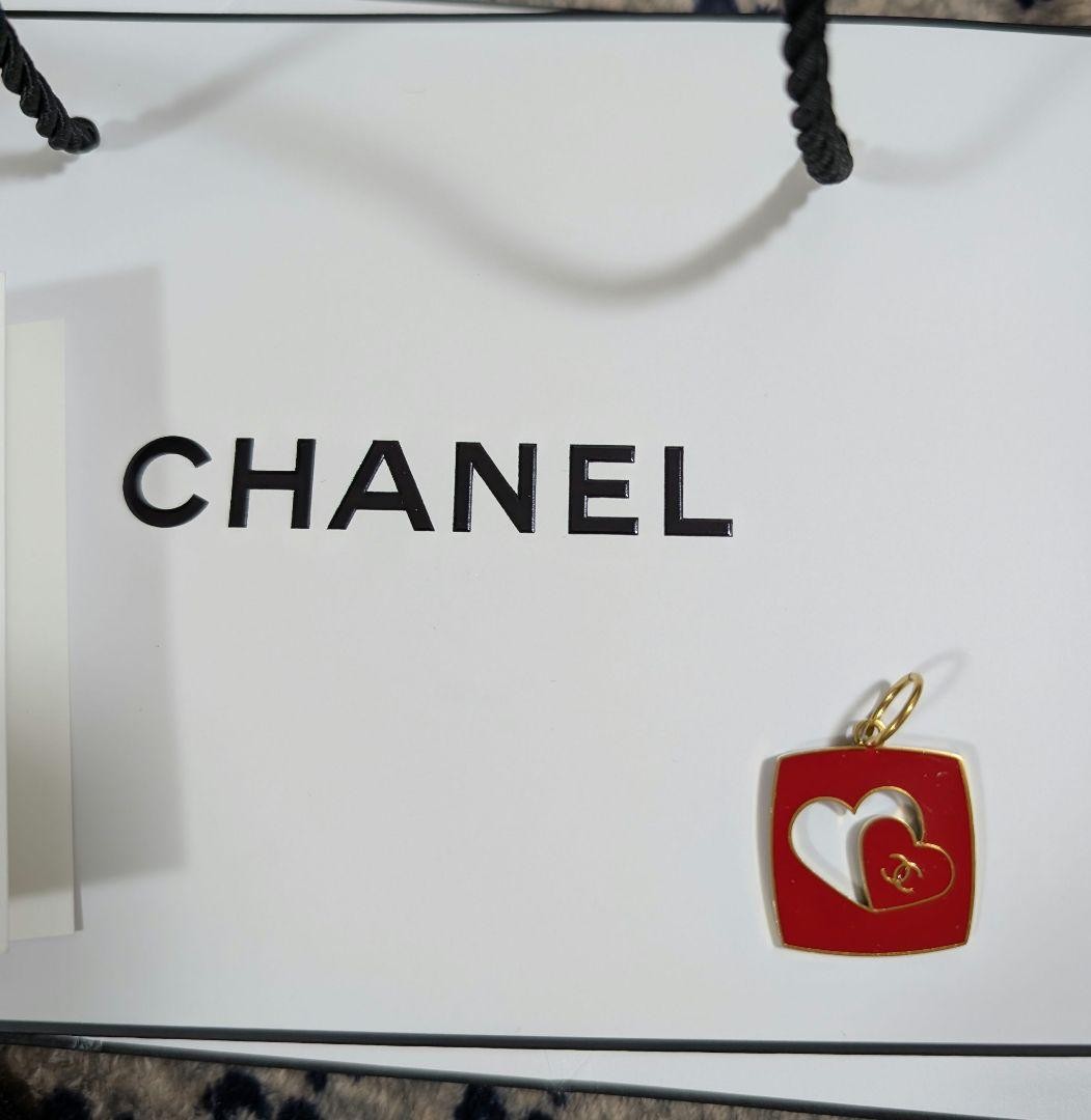 CHANEL シルバー ロゴ付きストラップ CHANEL 2026 Valentine Limited Charm Iconic Logo Rare Collectible