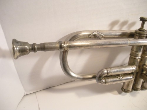 Vintage Trumpet Made by C.G. Conn Ltd. Elkhart Indiana Old Case w/ 2 Mouthpieces - Picture 7 of 23