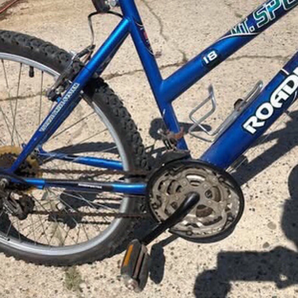 Bicicleta, Roadmaster, azul, 18 velocidades, sistema de accionamiento de par, asalto a tierra, 26 pulgadas Foto 2 de 4