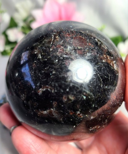 X Grande 74mm Bonito Granate Arfvedsonita y Astrofilita Esfera 631g Bola de Cristal - Imagen 13 de 13