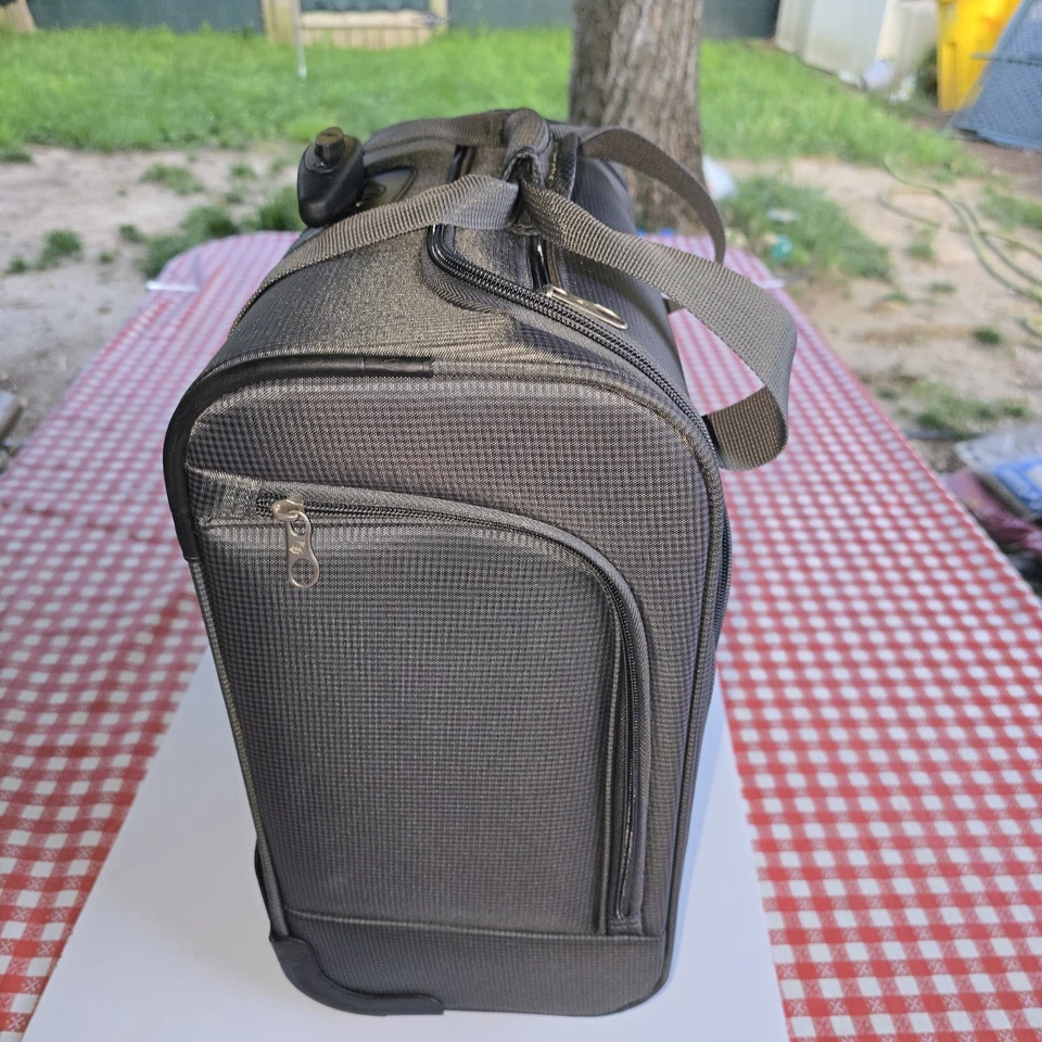 Olympia Lansing Heavy Duty Nylon Wheeled Carry On Laptop Suitcase 14 x 14 x 9 - Image 3 of 4