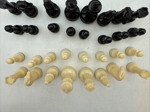 Tournament Chessmen Set By Lowe Chess Set 2 5/8" Kings vintage plastic - Picture 3 of 11
