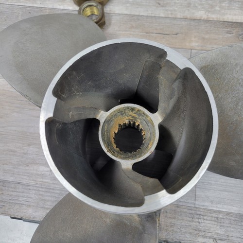 Juego de tres hélices Mercury Marine Bravo 26 P 48-823668 48-823667 26P 3 hojas  - Imagen 6 de 21