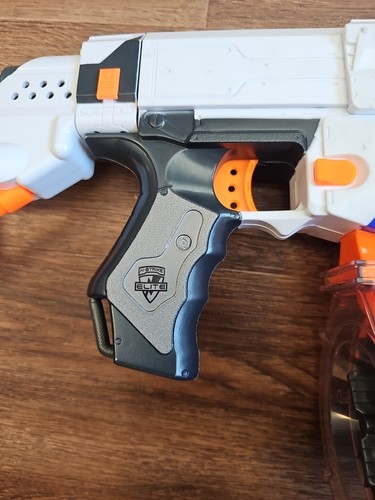 Menge 3 Nerf Guns, 2 Retaliators mit 25 Schuss Trommeln. 2 Ultra 6 Schuss. 40 Darts. - Bild 6 von 9