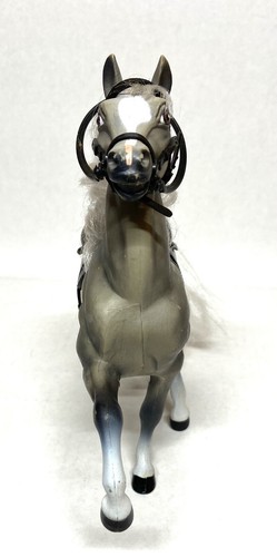 Juguete tradicional Breyer caballo gris moteado con silla de montar y brida - Imagen 2 de 11