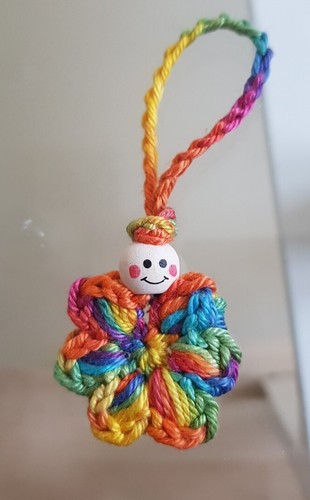 3 Sorgenwürmchen Blüte Gehäkelt Schlüsselanhänger Handmade Häkelblume - Bild 3 von 4