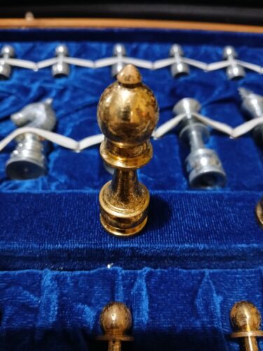 Set Scacchi Pieghevole Vintage in Legno con Pezzi in Ottone e Metallo Argento Velluto Blu... - Foto 20 di 24