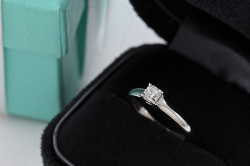 Tiffany & Co. Anello di fidanzamento con diamanti platino Lucida 0,32 carati taglia 5 - Foto 2 di 14