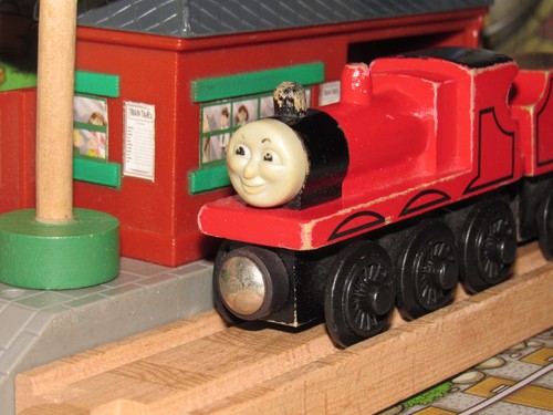 Motor de vía de tren de madera Thomas James con licitación de carbón plano pintado - Imagen 2 de 5