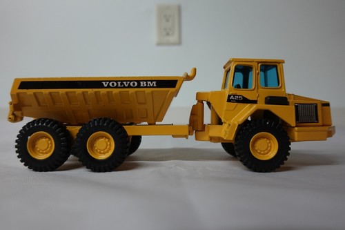 JOAL 231 Volvo BM A25 Articulated Dump Truck 1:50 Scale - Picture 6 of 14