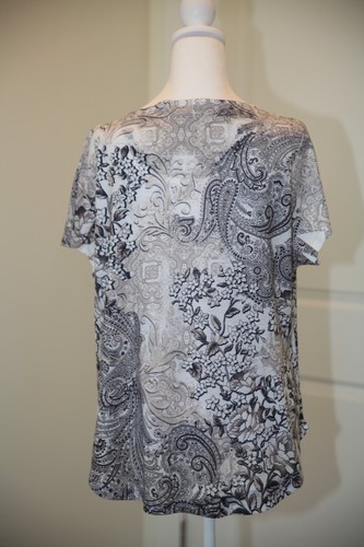 Top Croft & Barrow Paisley Blanco Cuchara Tachonado Embellecido Manga Corta Tejido XXL - Imagen 6 de 12