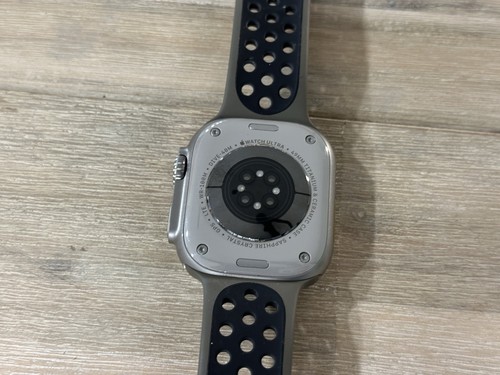Apple Watch Ultra 49mm Titangehäuse entsperrt mit verschiedenen Armbändern & 2 Ladegeräten - Bild 3 von 3