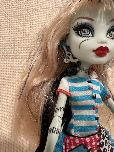 2009 Monster High Frankie Stein Doll and Accessories - Picture 7 of 10