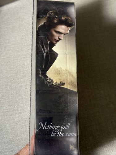 NECA 2008 Twilight Edward Cullen Vampire Action Figure with Crest 7" - Picture 5 of 8