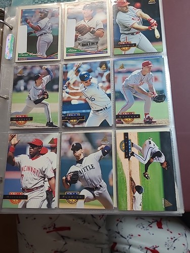 THREE-RING BINDER WITH OVER 200 BASEBALL CARDS: MATTINGLY, ROBERTO KELLY,... - Picture 6 of 24