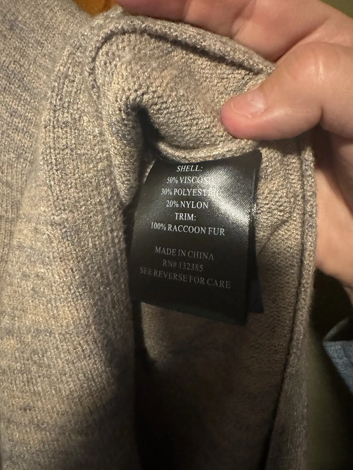 Poncho Love Token de piel con cuello de piel pequeño Foto 3 de 4