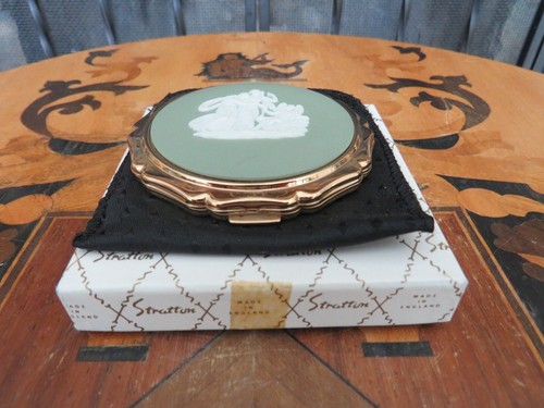 Stratton Powder Compact Box Wedgwood Green Jasperware Cupid Asleep Cameo MIB - Picture 2 of 10