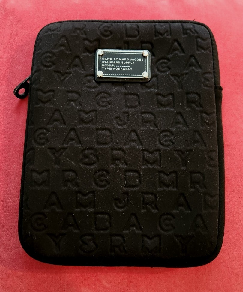 193○ MARC BY MARC JACOBS iPadケース ダークグレー Marc by Marc Jacobs Dreamy Logo Neoprene Tablet Case