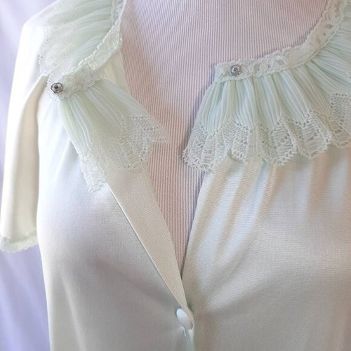 Bata ligera de colección VANITY FAIR verde pastel plisada cuello manga aleteada - Imagen 3 de 10