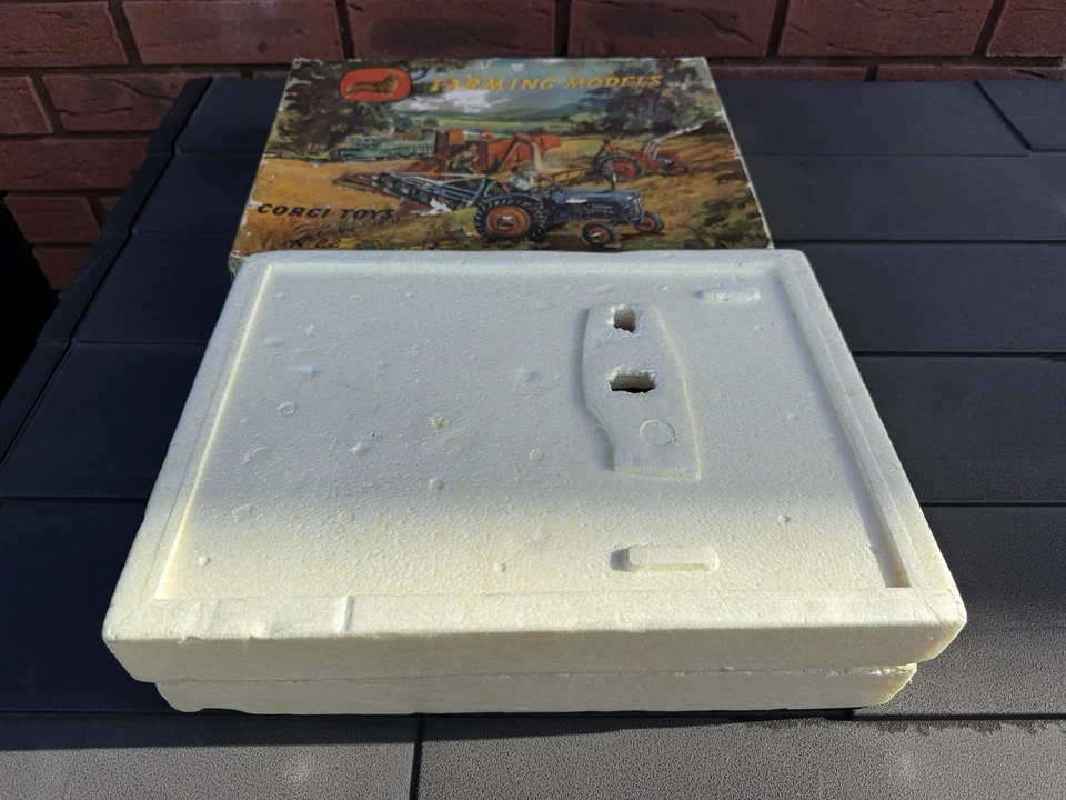 Corgi Gift Set 22 Farming Models In Original Box - Signed By Marcel R. Cleemput — 第 2/4 张图片