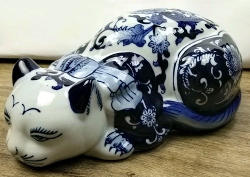 Vintage Blue White Floral Ceramic Resting Laying Cat Figurine Asian Style Decor - Picture 1 of 13