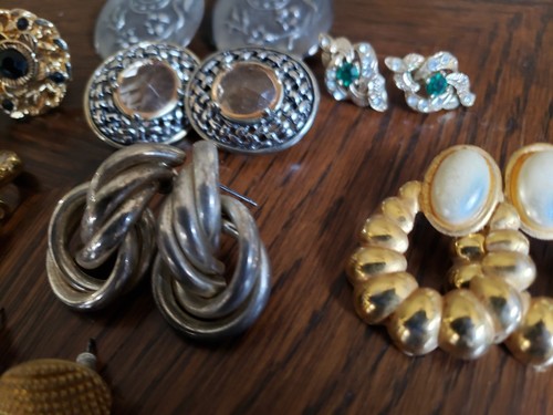 Vintage Lot of 8 Fashion Earrings Embossed Faux Pearl - Bild 4 von 5