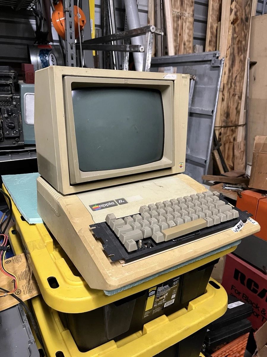 AZ-419 Apple II e 本体 Model A2S2064 動作未確認 通電可 ジャンク品
