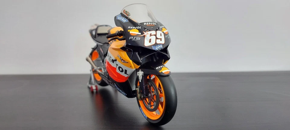SIGNED NICKY HAYDEN MINICHAMPS HONDA RC211V 2005 MOTO GP Repsol honda team - Image 3 of 4