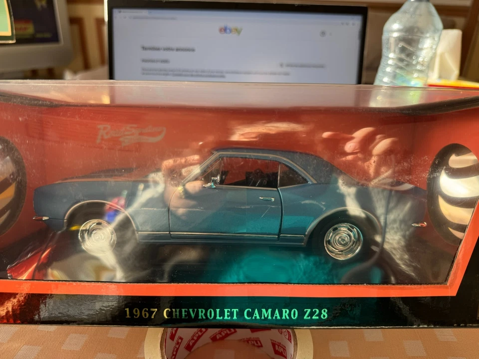 1/18° ROAD SIGNATURE 1967 CHEVROLET CAMARO Z 28 - Photo 4/4