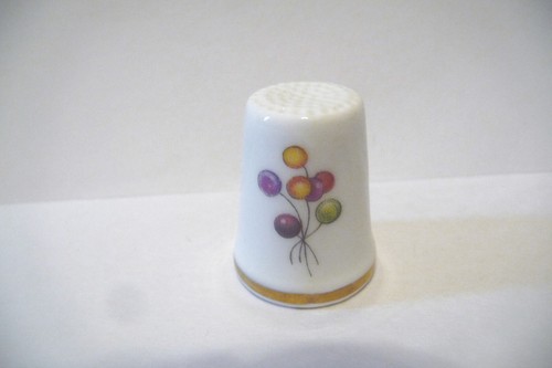 THIMBLE BONE CHINA ROYAL DOULTON ENGLAND "BALLOON SELLER" TCC 1/87 - Picture 3 of 5