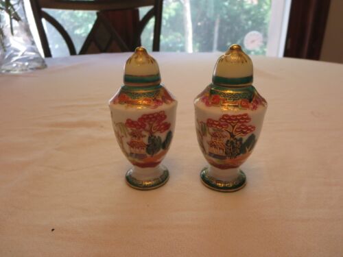 Occupied Japan Hand-Painted Colorful Gilded Willow Pattern Salt & Pepper Shakers - Afbeelding 1 van 8