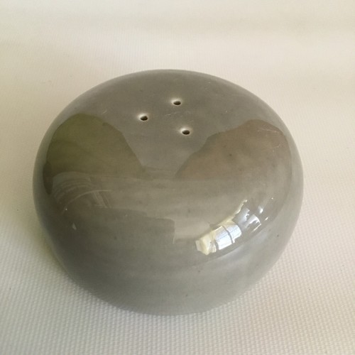 Russel Wright Iroquois Casual Oyster and Parsley Salt and Pepper Shakers - Picture 5 of 6