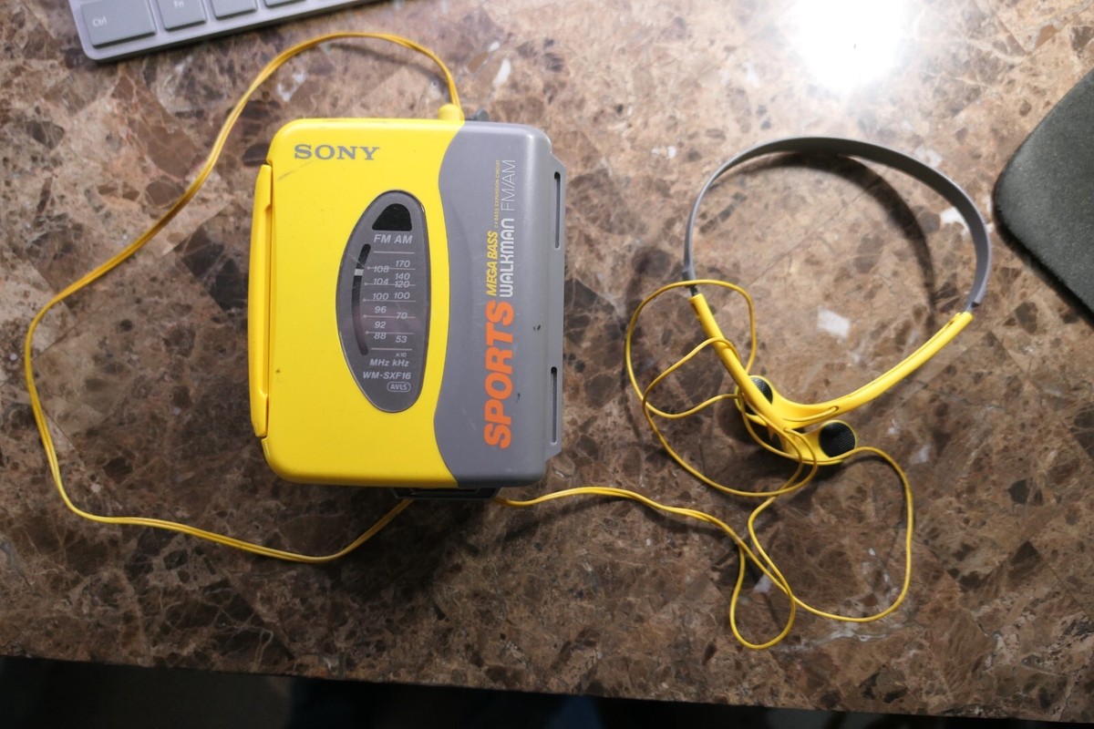 Vintage SONY Sports Walkman FM/AM Cassette Player WM-SXF16