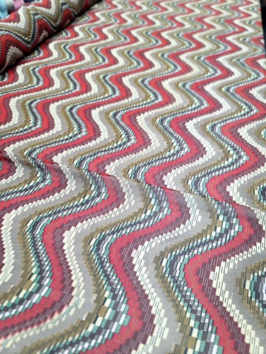 Tessuto Chiffon Chevron Geometrico Multicolore Abbigliamento Da Giardino Rosso Beige Verde - Foto 7 di 13