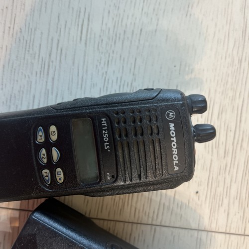 2 Walkie Talkie Motorola HT1250-LS+ UHF de 2 vías 16 canales con baterías RCA sin probar - Imagen 4 de 14