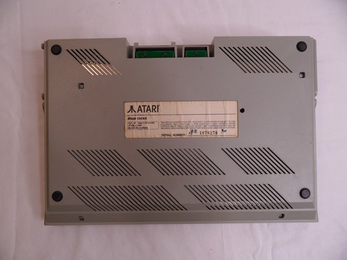 Computadora Atari XE 130xe NTSC con fuente de alimentación y cable AV - Probada - Imagen 15 de 16