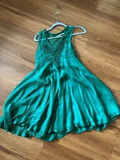Leon Max limited edition 100% silk dress in an emerald Vneck ruched bust sz4