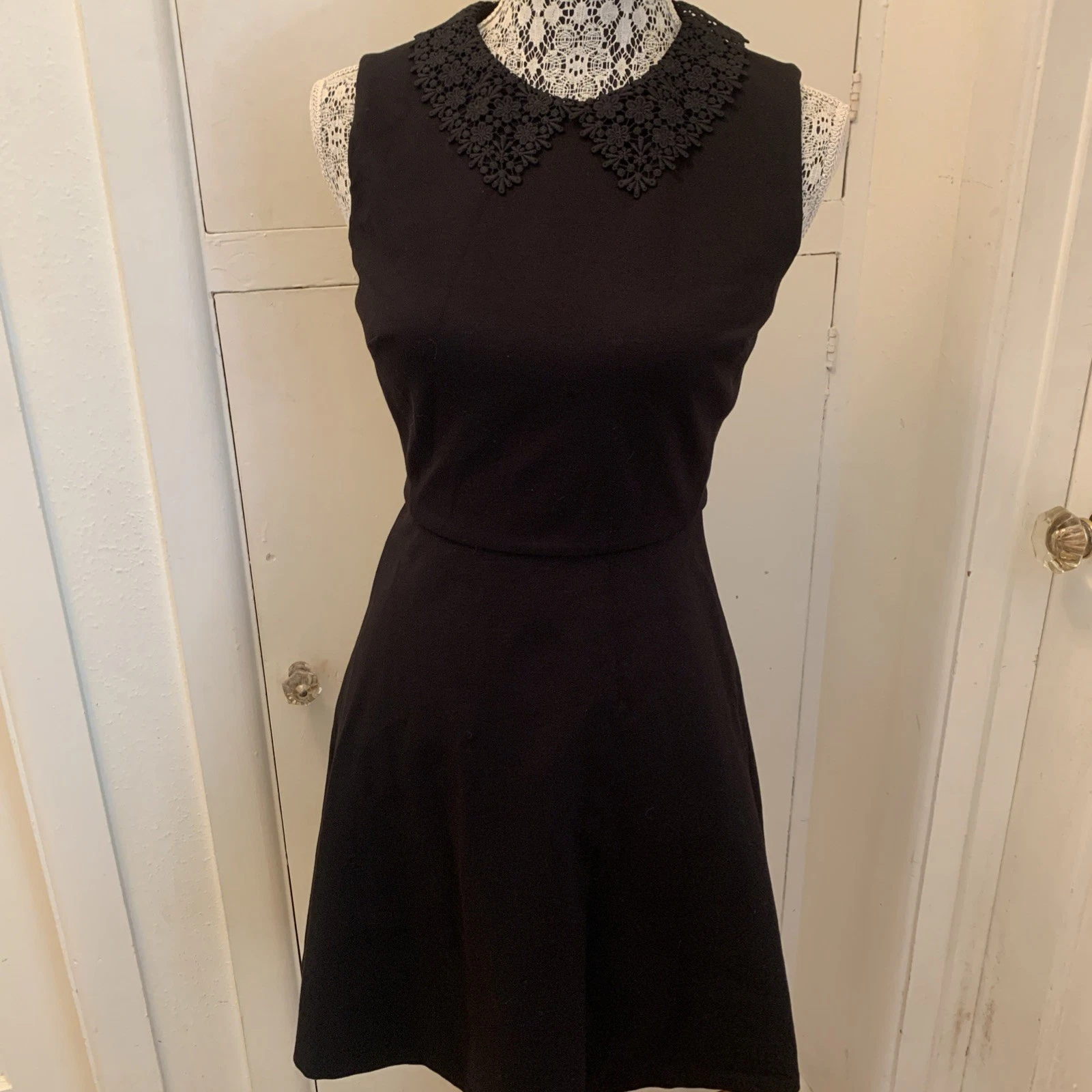 Abito Kate Spade nero aderente svasato pizzo ricamato colletto zip dietro 0