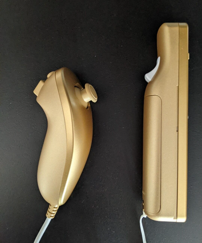 ZELDA SKYWARD SWORD LIMITED EDITION WII GAME + RARE CLUB NINTENDO GOLD NUNCHUCK - Picture 3 of 16