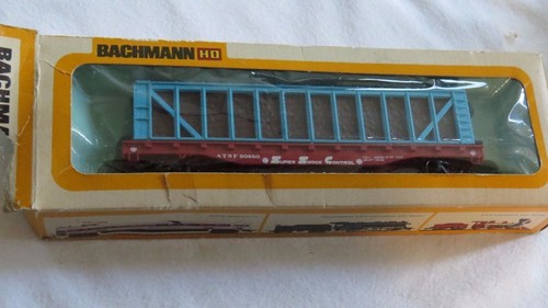  HO Scale Bachmann ATSF Super Shock Control Flat Car with load red & Blue (B 7) - Picture 1 of 4