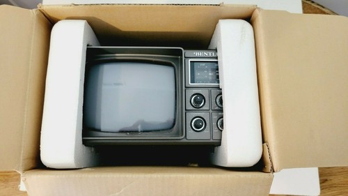Bentley tragbarer 5" schwarz weiß TV VHF UHF für Teile oder Reparatur - Modell-Nr. 100A - Bild 7 von 9