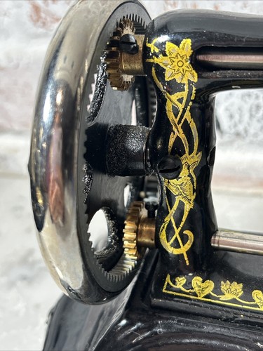 Rare Vintage New Bee Cast Iron Hand Crank Child Size Sewing Machine Nice! - Picture 20 of 24
