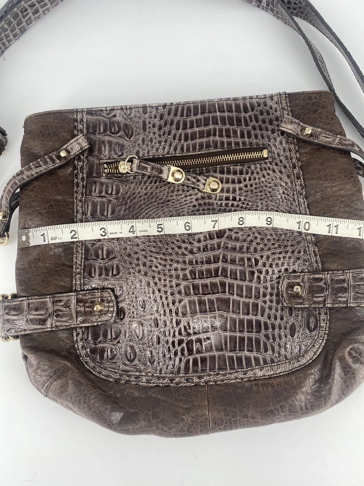 Bolso de mano bandolera Jessica Simpson marrón cocodrilo en relieve Foto 3 de 4
