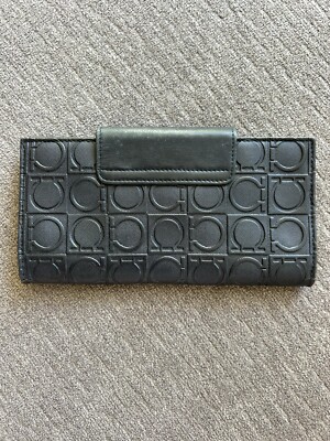 Salvatore Ferragamo｜LONG WALLETS (220636 770374) Gancini wallet with chain - Women | Ferragamo