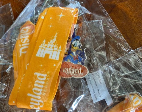 NEW DISNEY COSTCO TRAVEL DONALD & DAISEY DUCK PIN LANYARD AND LUGGAE TAGS - Picture 3 of 4