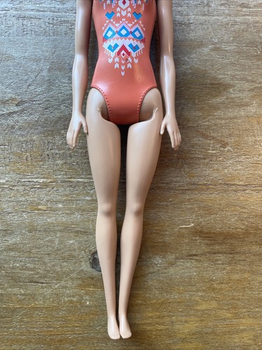 Barbie Water Play Beach Barbie Muñeca FJD97 Traje de baño con estampado de melocotón Mattel 2015 - Imagen 3 de 6