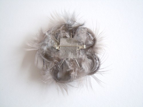 Spilla Fiore Con Piume, Tessuto Perle Di Vetro Grigio Blu 8,8 G/Ø 7,0 Cm - Foto 2 di 2